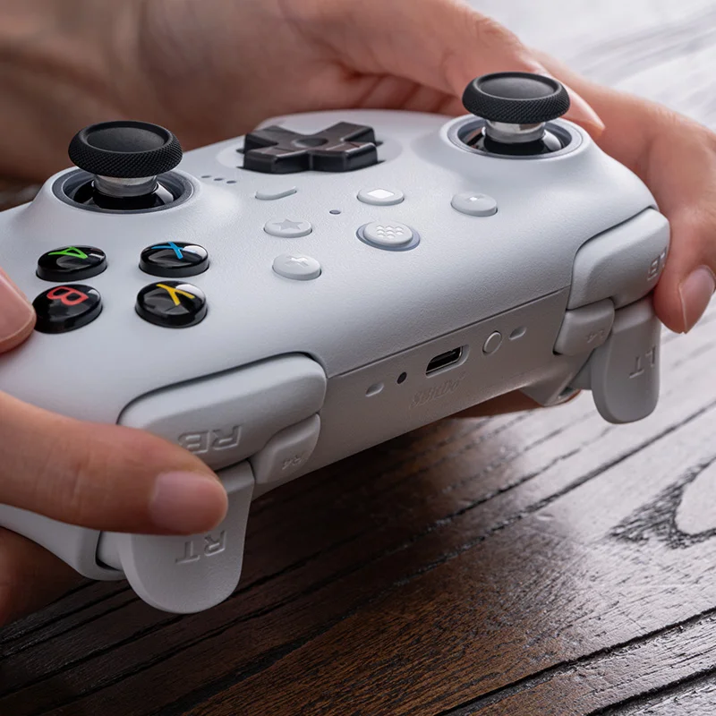 Controle 8BitDo Ultimate em diferentes cores na mesa de jogos