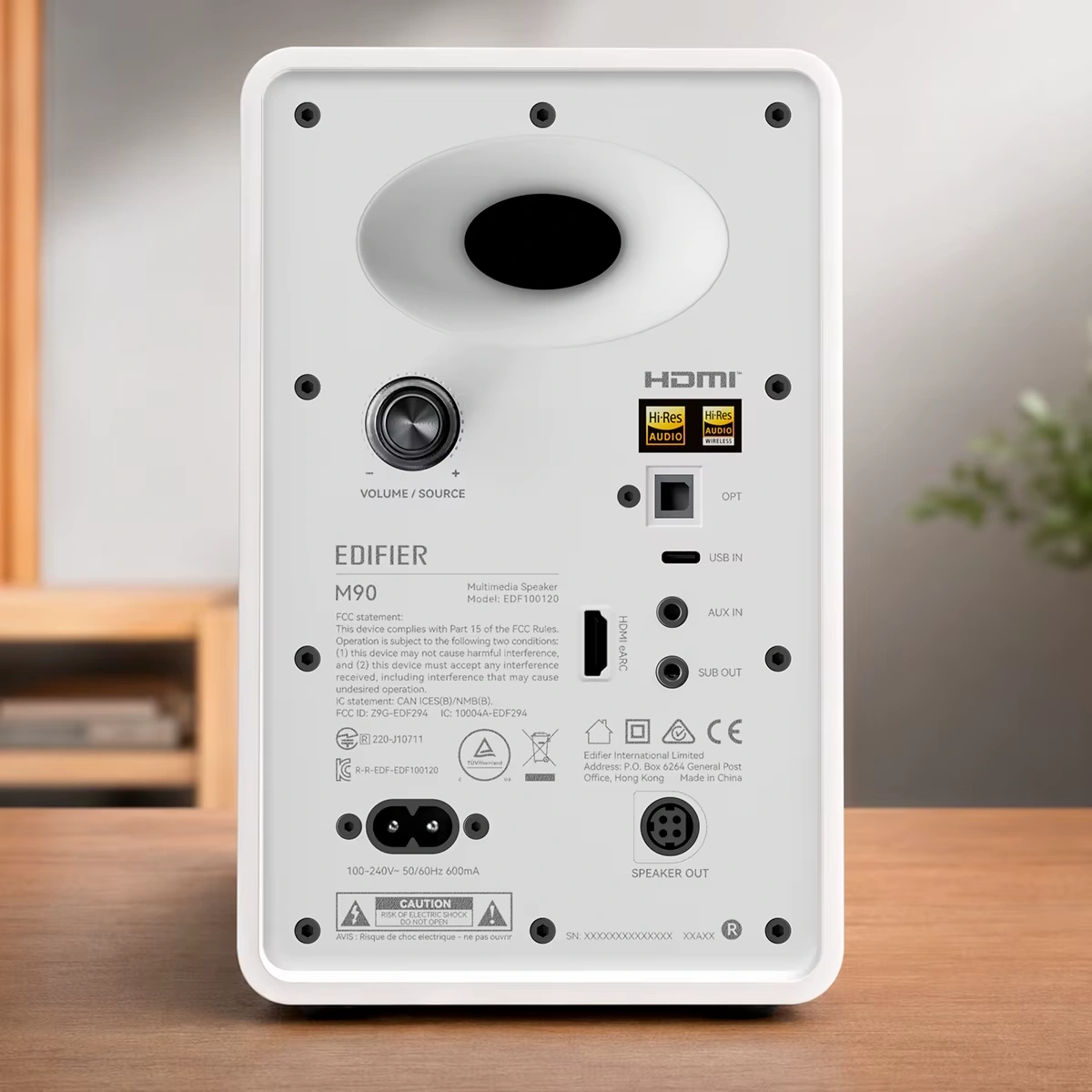 Painel traseiro completo da Edifier M90 destacando porta HDMI eARC, entradas ópticas e USB-C, saída SUB OUT e dutos bass reflex