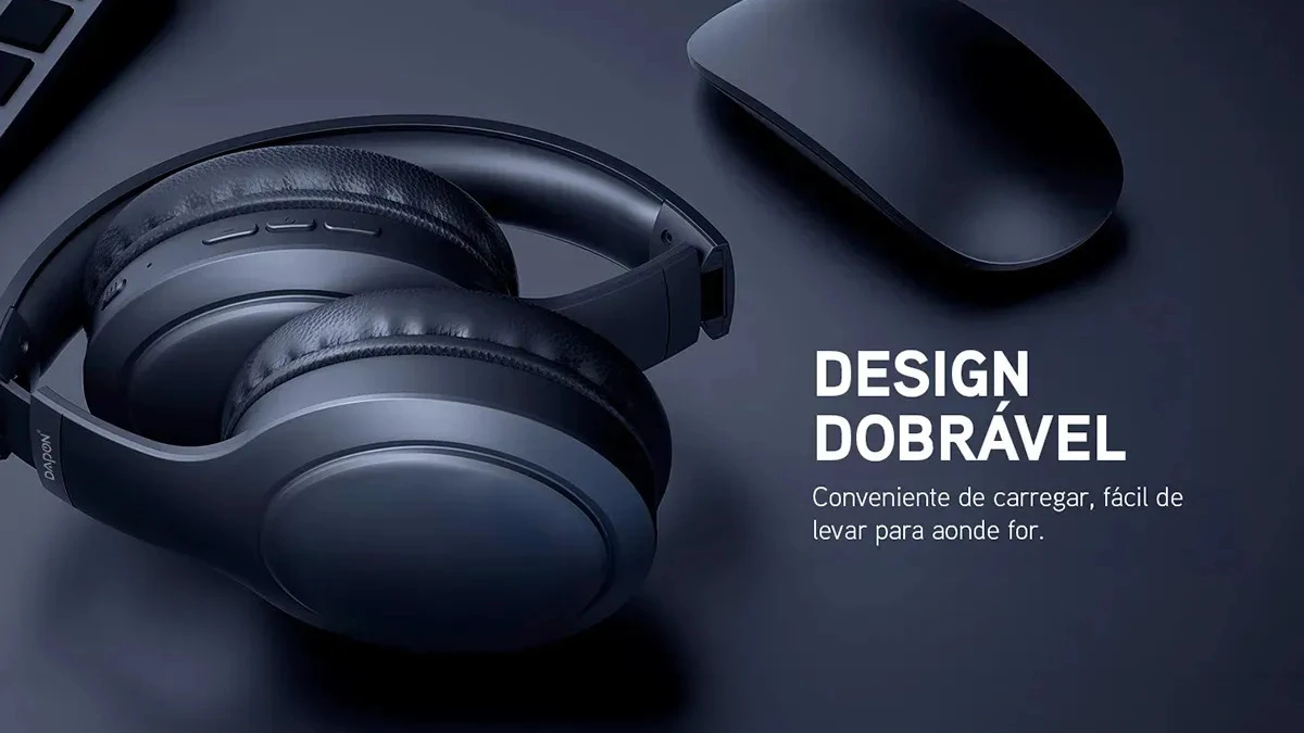 Headphone Dapon H02D dobrado na mesa de trabalho destacando o design compacto e conchas acústicas articuladas