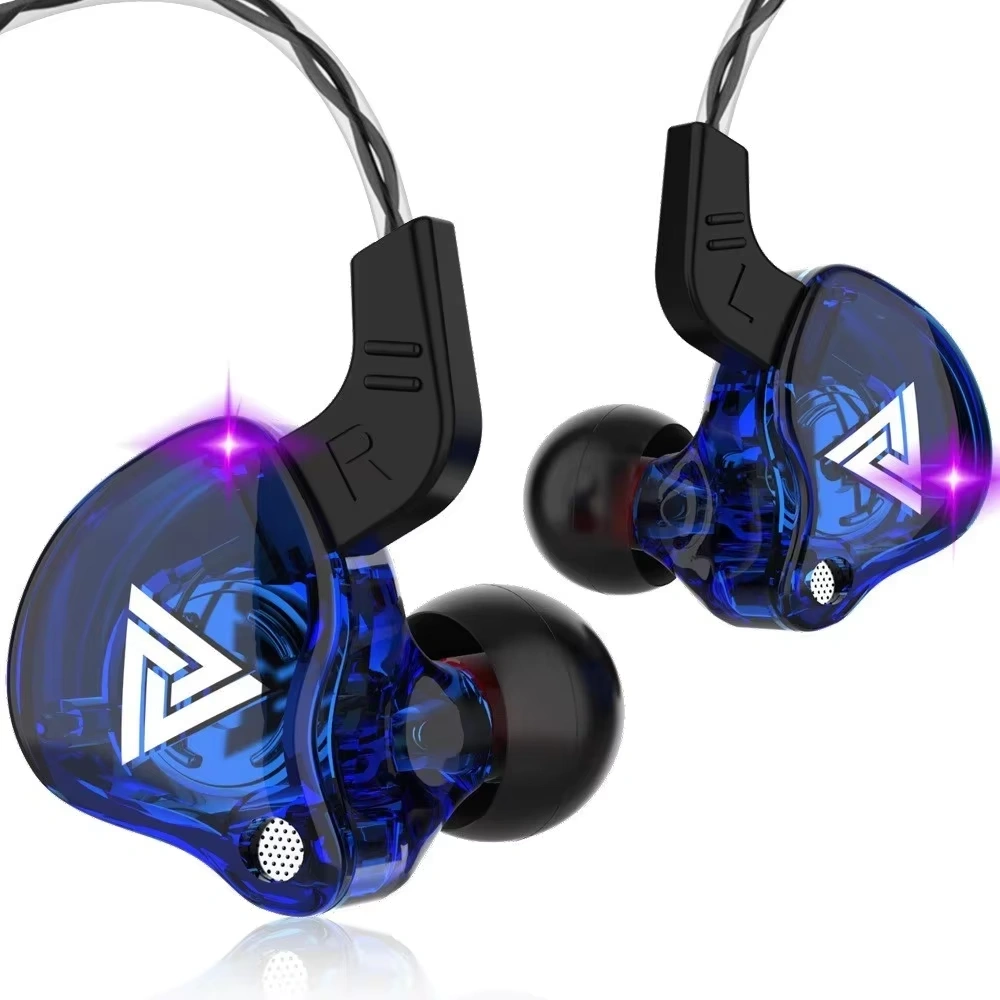 Fone QKZ AK6 na versão azul transparente mostrando o canal acústico e a vedação da ponteira de silicone
