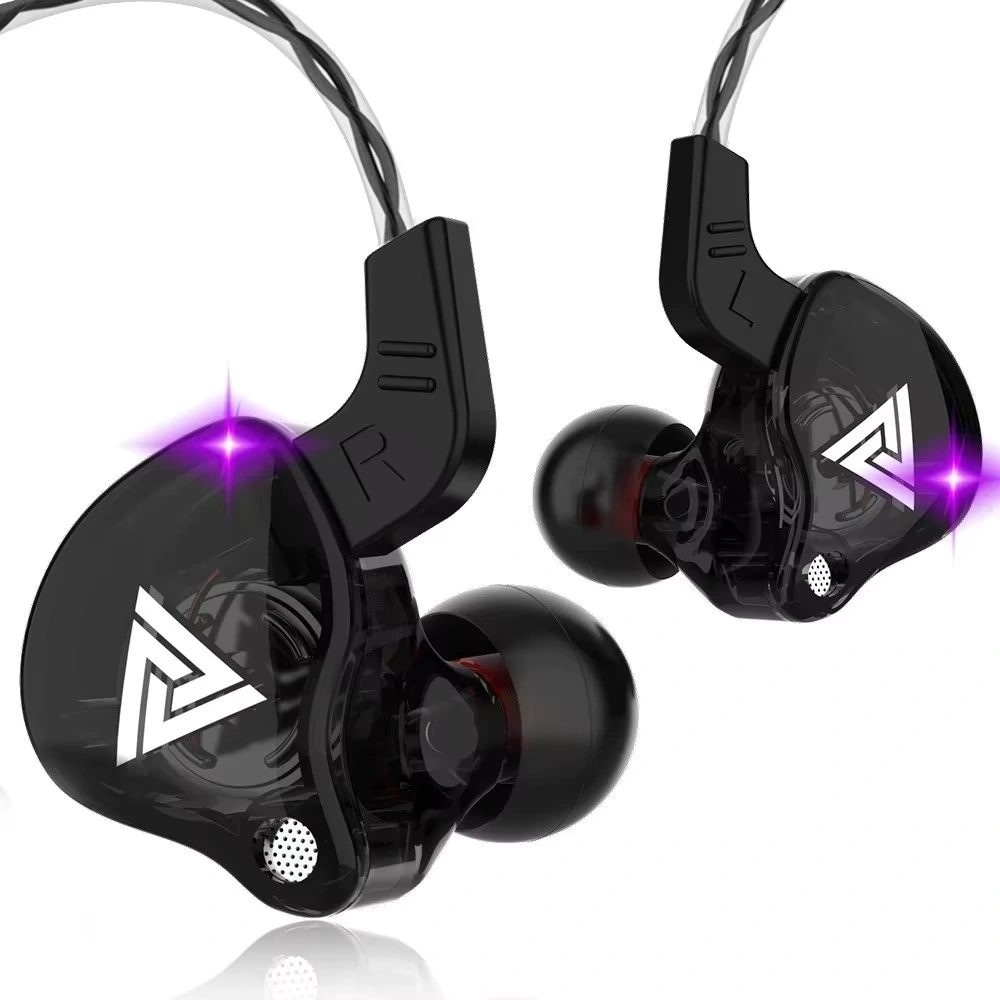 Fone de ouvido In-Ear Monitor QKZ AK6 na cor preto fumê transparente exibindo o driver dinâmico interno e o conector angulado