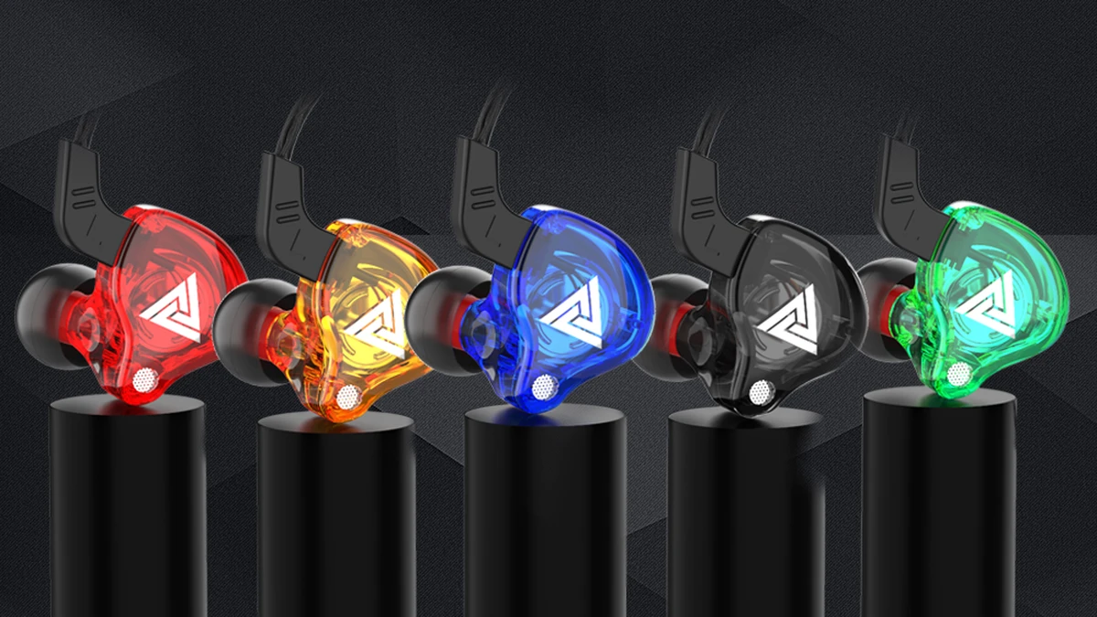 Alinhamento das cinco cores oficiais do fone intra-auricular QKZ AK6 em suporte de exibição destacando as conchas translúcidas