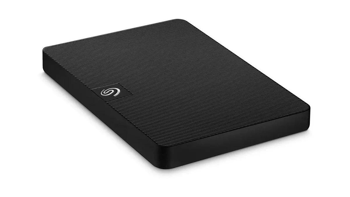 HD Externo Portátil Seagate Expansion 1TB USB 3.0 preto em perspectiva 3D