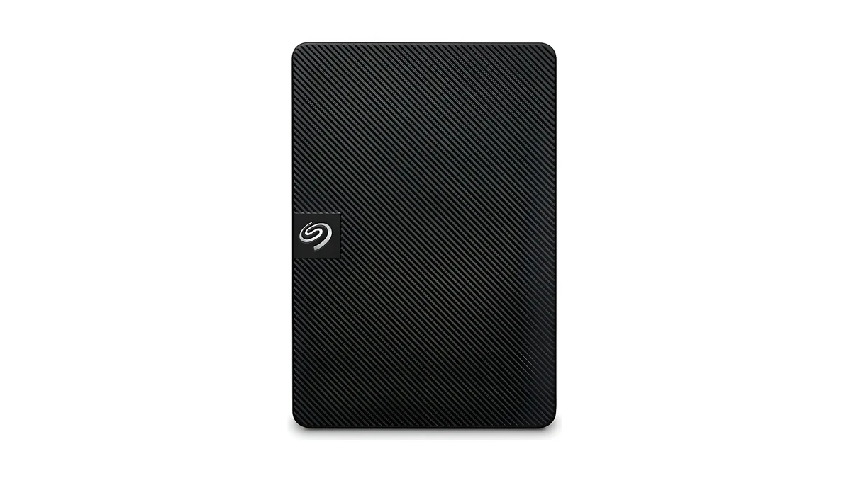 Detalhe aproximado da textura diagonal ranhurada antirrisco e logotipo oficial do Seagate Expansion 1TB