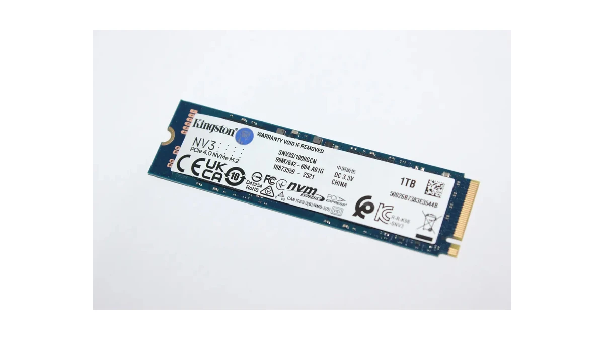 Etiqueta frontal com especificações técnicas e certificações do Kingston NV3 1TB PCIe 4.0